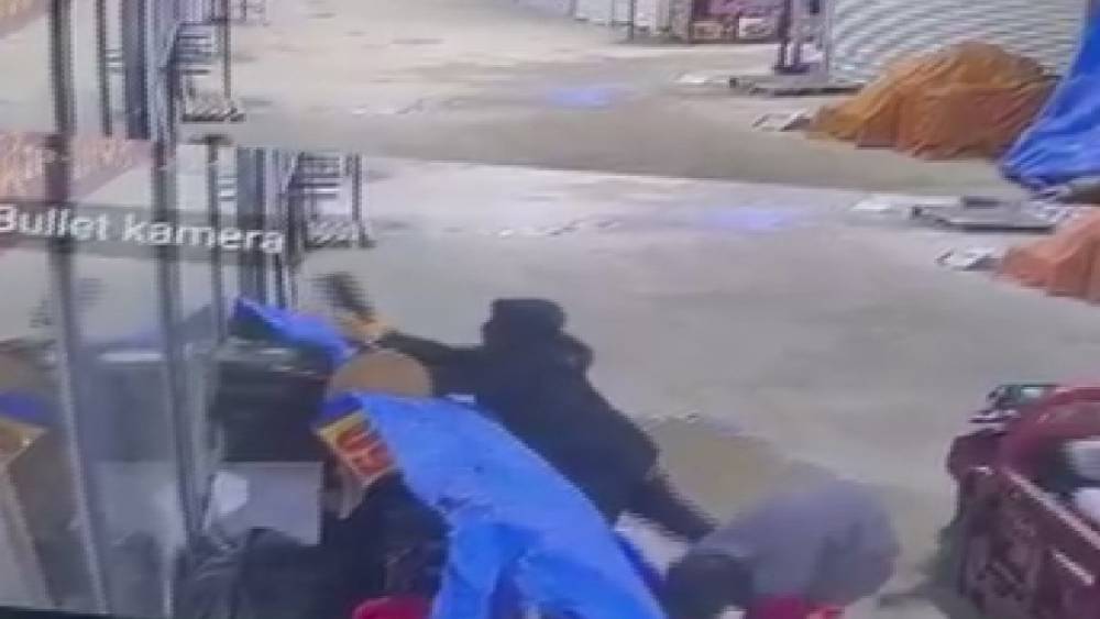 Alışveriş yaparcasına numaralarına bakarak 50 bin TL&rsquo;lik ayakkabıları &ccedil;aldılar
