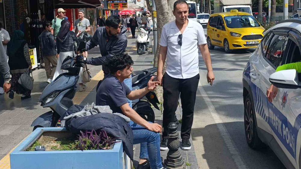Manavgat&rsquo;ta korkutan kazada s&uuml;r&uuml;c&uuml; kask sayesinde hayatta kaldı
