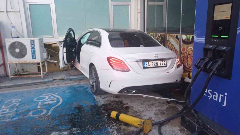 Kontrolden &ccedil;ıkan otomobil petrol ofisine daldı: 1 yaralı
