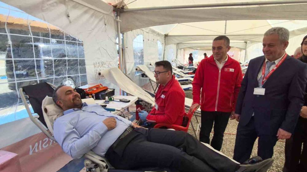 &Uuml;niversite &ouml;ğrencilerinden kan bağış kampanyasına yoğun ilgi
