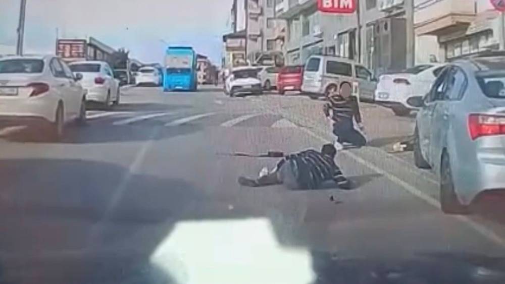 Direksiyon başında uyuduğu &ouml;ne s&uuml;r&uuml;len s&uuml;r&uuml;c&uuml;, kaldırımdaki yayalara &ccedil;arptı

