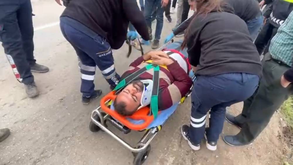 Isparta&rsquo;da elma y&uuml;kl&uuml; &ccedil;ekici kanala devrildi: 1 yaralı
