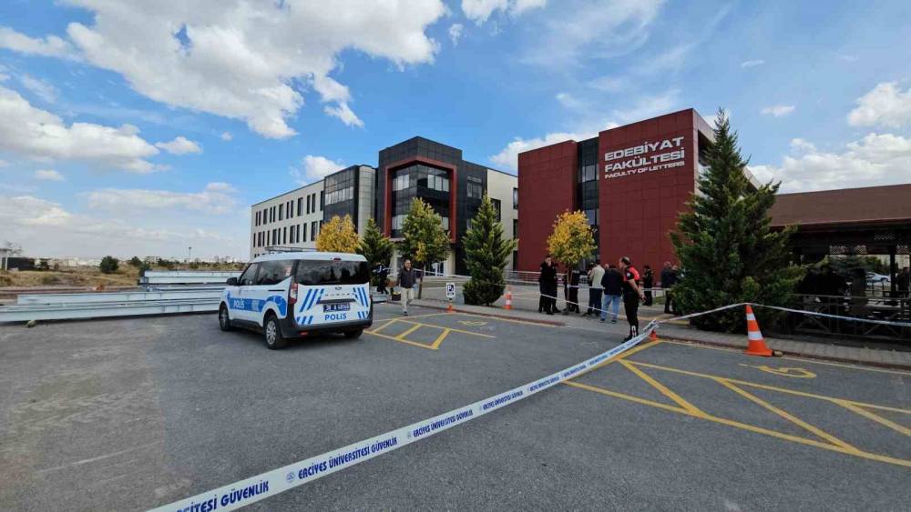 Eski eşini fak&uuml;lte &ouml;n&uuml;nde &ouml;ld&uuml;ren zanlı: "Ruh sağlığım yerinde değildi"
