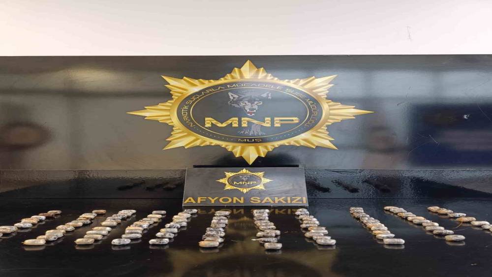 Otob&uuml;s&uuml;ndeki yolcunun midesinden 804 gram afyon sakızı &ccedil;ıktı
