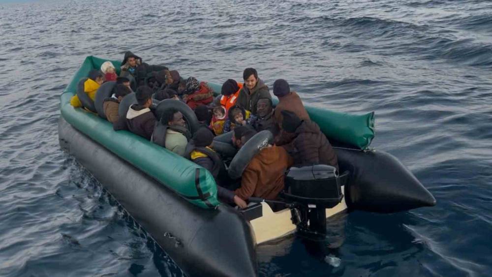 İzmir a&ccedil;ıklarında 43 d&uuml;zensiz g&ouml;&ccedil;men yakalandı
