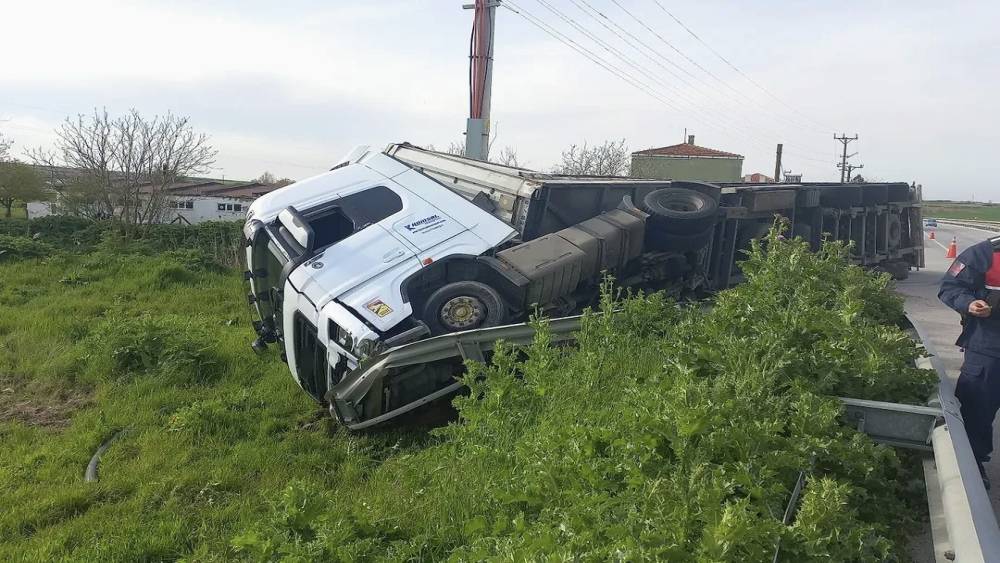 Edirne&rsquo;de kontrolden &ccedil;ıkan tır devrildi
