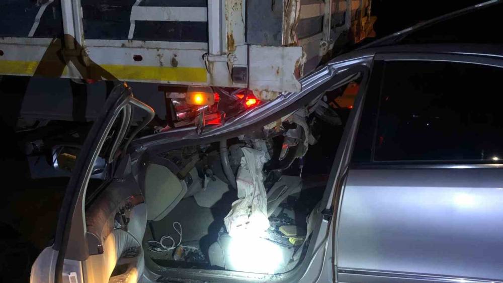 Otomobil park halindeki tıra &ccedil;arptı, k&ouml;y muhtarı ağır yaralandı
