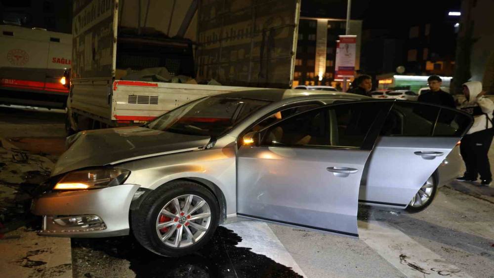 Elazığ&rsquo;da pikap ile otomobil &ccedil;arpıştı: 5 yaralı
