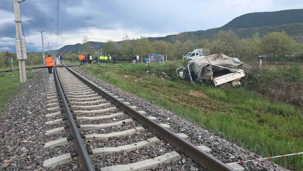 Hemzemin ge&ccedil;itte korkutan kaza: Yolcu treni kamyonete &ccedil;arptı, 4 yaralı

