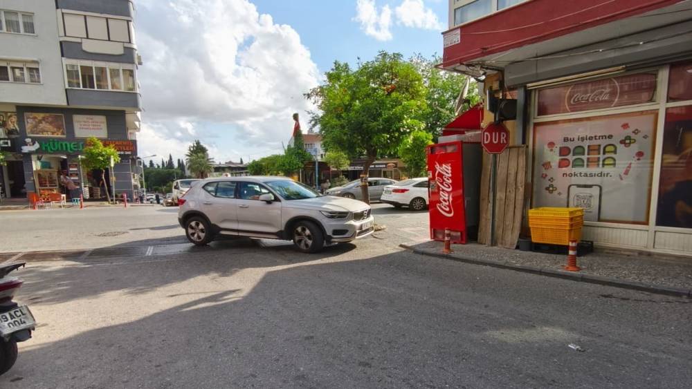 Aydın&rsquo;da duyarsız ara&ccedil; parkı trafiği kilitledi
