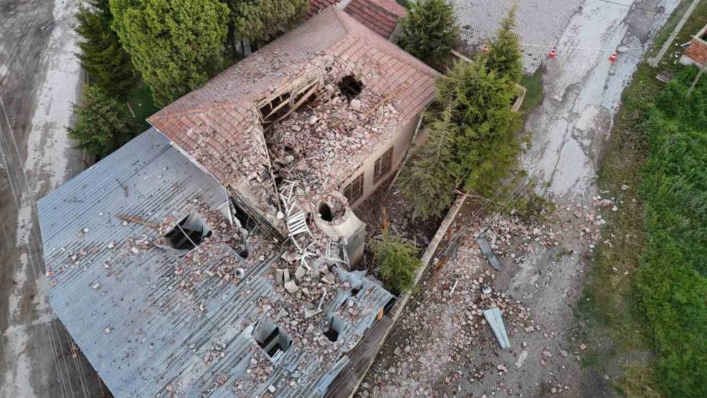 Yıldırımın d&uuml;şt&uuml;ğ&uuml; minare yıkıldı, camide temizlik yapan imam yaralandı
