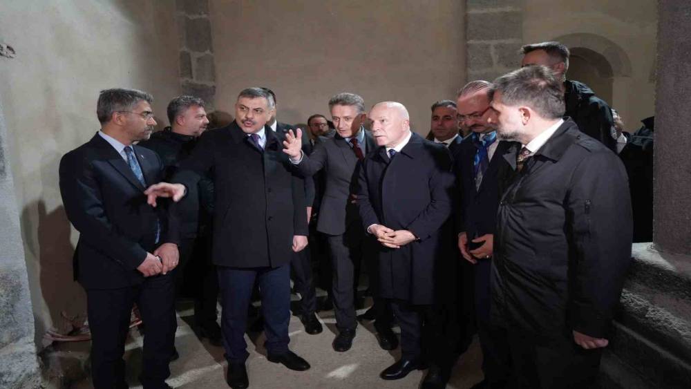 Bakan &Ccedil;ift&ccedil;i, Erzurum&rsquo;da restorasyonu devam eden Fetih Camii&rsquo;ni inceledi
