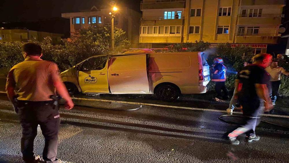 Giresun&rsquo;da seyir halindeki otomobil alev alev yandı
