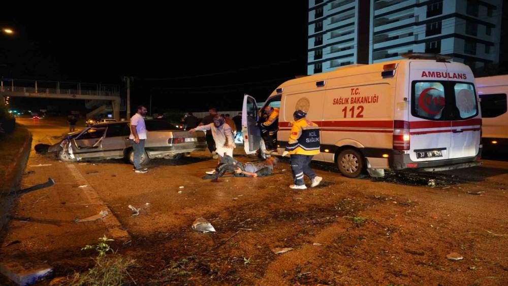 Kastamonu&rsquo;da can pazarı: Yaralıyı kurtarmaya &ccedil;alışanlara başka bir ara&ccedil; &ccedil;arptı : 6 yaralı
