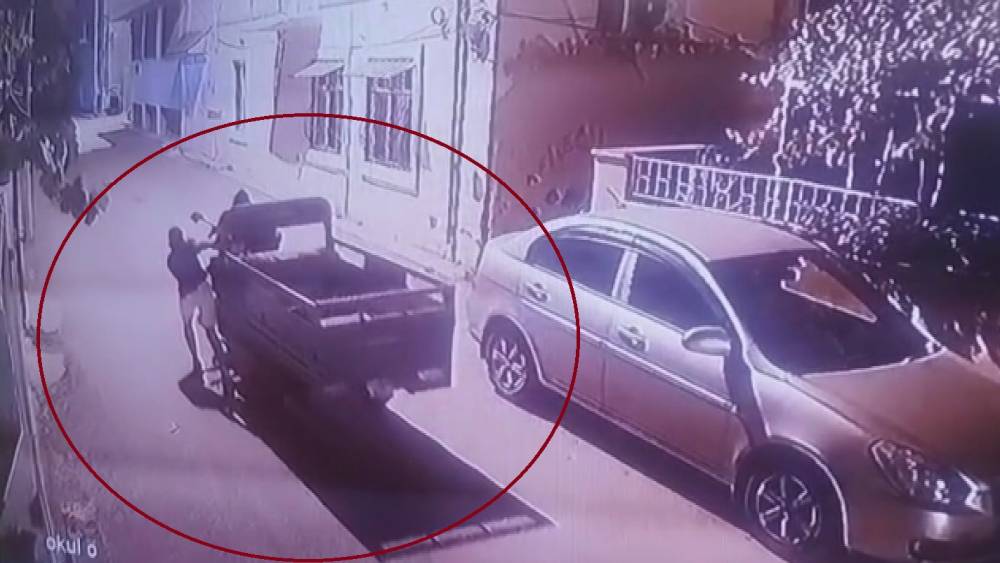 Esnafın motosikletini &ccedil;alan hırsızlar kamerada
