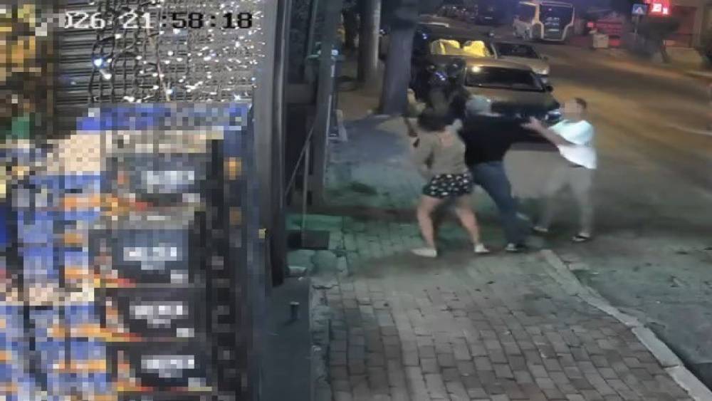 &rsquo;Şikayet&rsquo; yalanı pahalıya patladı: İzmir&rsquo;de mahalle ortasında silahlı gerilim
