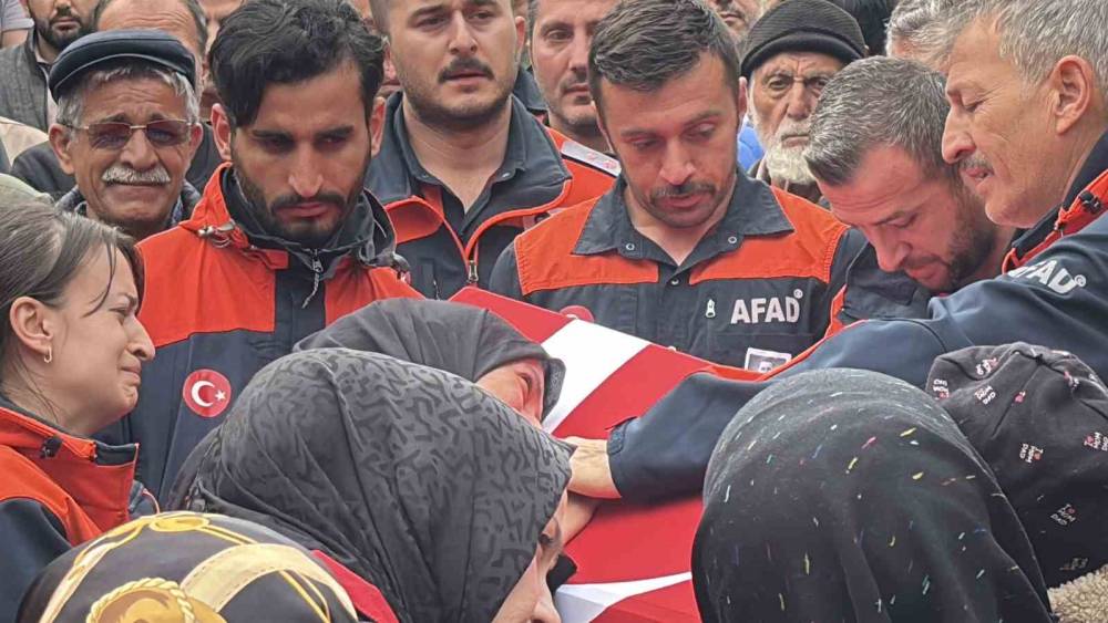 Eşi tabutuna son kez sarıldı, babası namazını kıldırdı: AFAD personeline h&uuml;z&uuml;nl&uuml; veda
