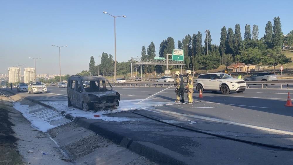 Esenyurt TEM Otoyolu&rsquo;nda hafif ticari ara&ccedil; alev alev yandı
