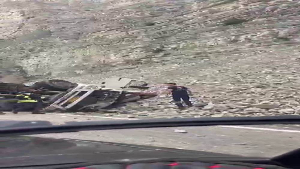 Erzurum&rsquo;da feci kaza: Freni patlayan tırdan atlayan s&uuml;r&uuml;c&uuml; &ouml;ld&uuml;, 2 kişi yaralandı

