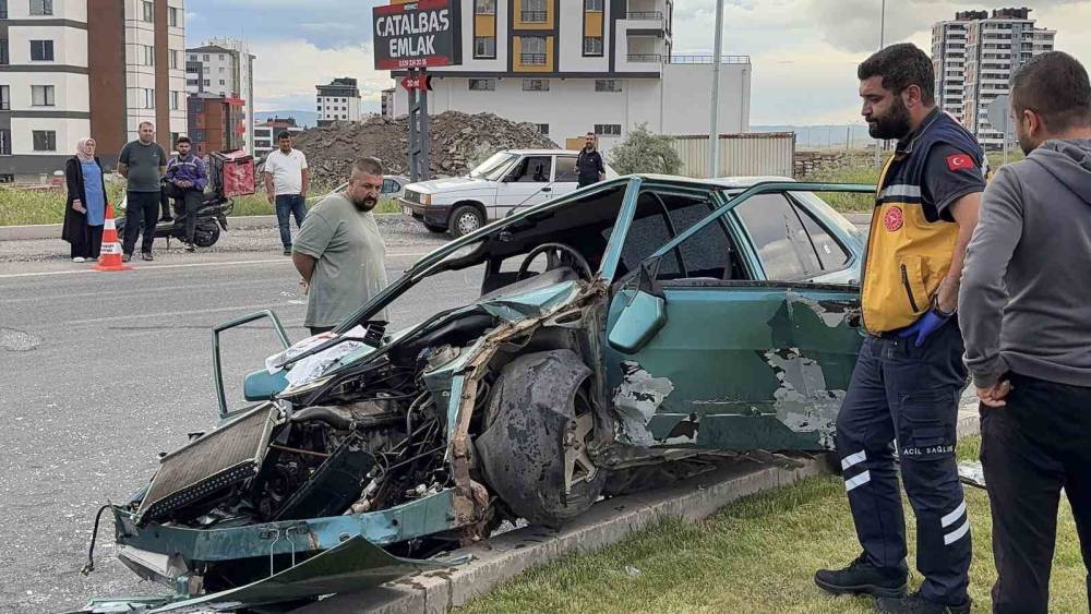 Ref&uuml;je &ccedil;ıkan otomobil hurdaya d&ouml;nd&uuml;: 1&rsquo;i ağır 4 yaralı

