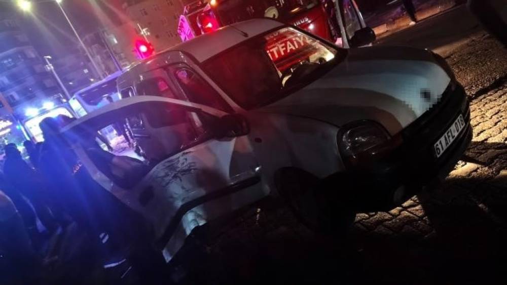 Samsun&rsquo;da hafif ticari ara&ccedil; ile motosiklet &ccedil;arpıştı: 5 yaralı
