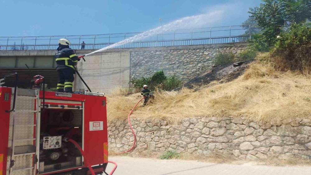 Hamsu K&ouml;pr&uuml;s&uuml;&rsquo;nde &ccedil;ıkan yangın s&ouml;nd&uuml;r&uuml;ld&uuml;
