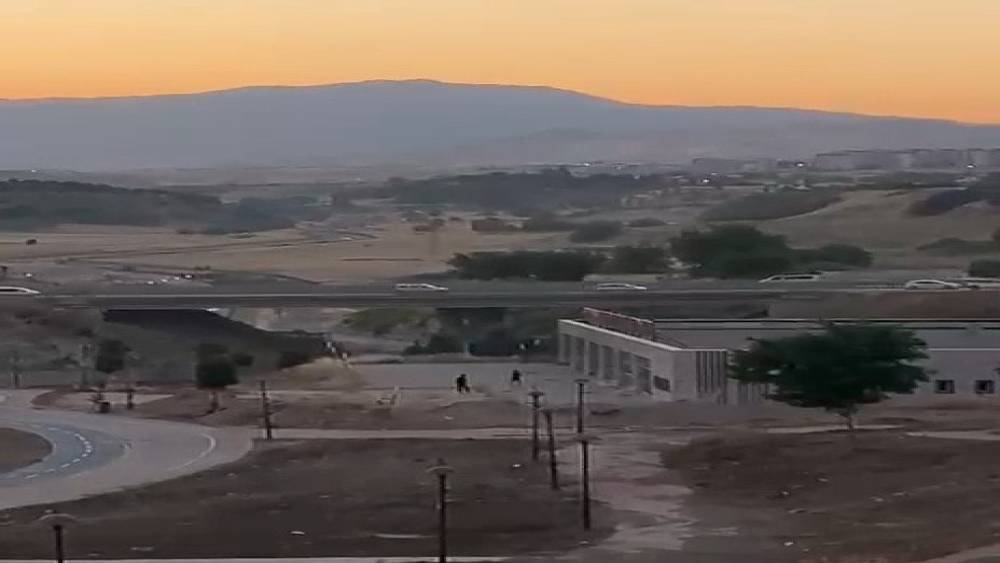 Yapıların camlarını taşlayarak kırdılar
