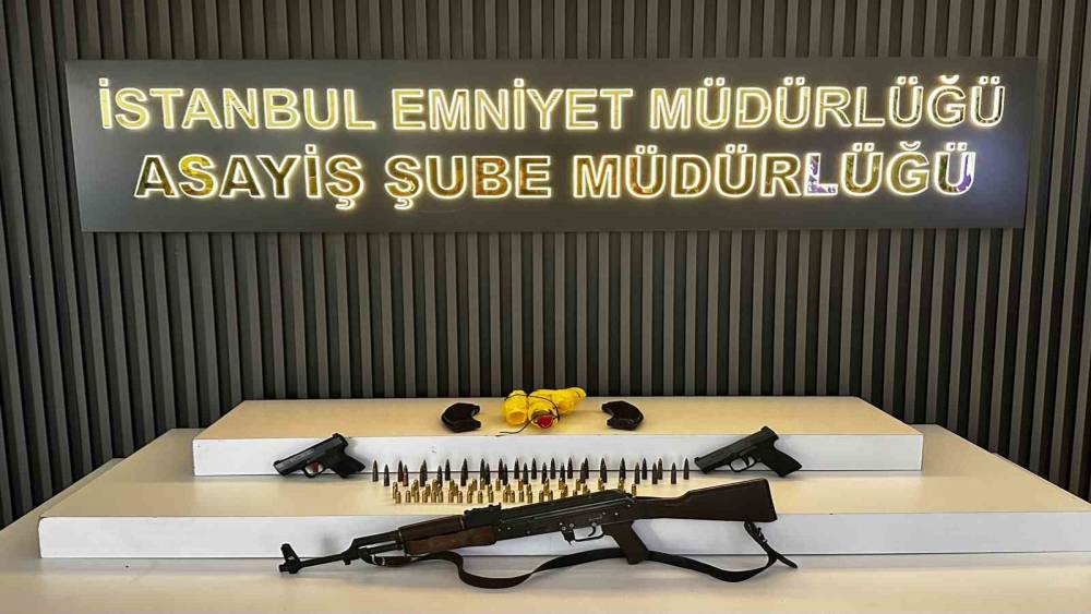 Ey&uuml;psultan&rsquo;da polisin durdurduğu motosikletten t&uuml;fek ve el yapımı bomba &ccedil;ıktı: 7 g&ouml;zaltı
