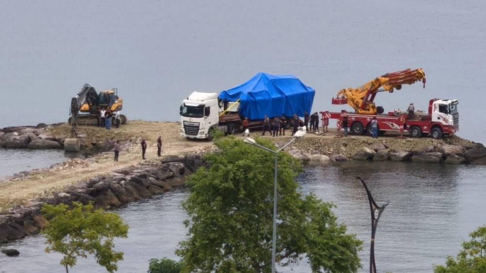 Giresun&rsquo;da kayalıklara &ccedil;ıkan Sahil G&uuml;venlik botu olay yerinden kaldırıldı
