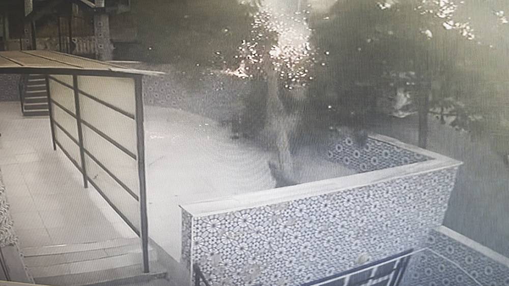 Tekirdağ&rsquo;da tırın &ccedil;arptığı elektrik direği cami avlusuna devrildi: O anlar kameraya yansıdı

