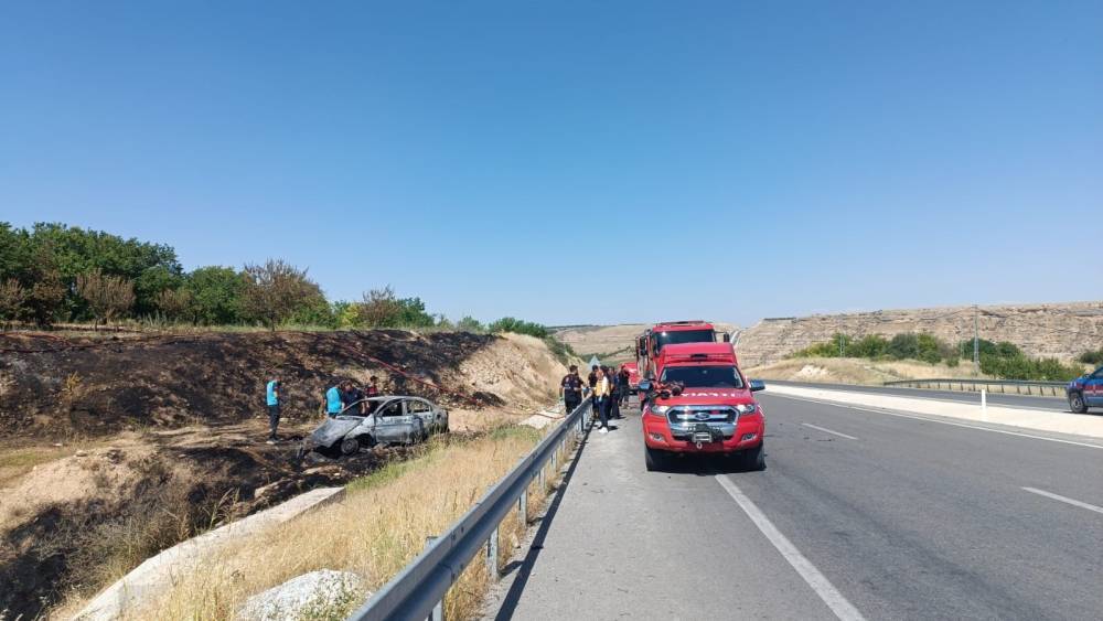 Bariyerlere &ccedil;arpan otomobil alev aldı: 1 &ouml;l&uuml;, 1 ağır yaralı

