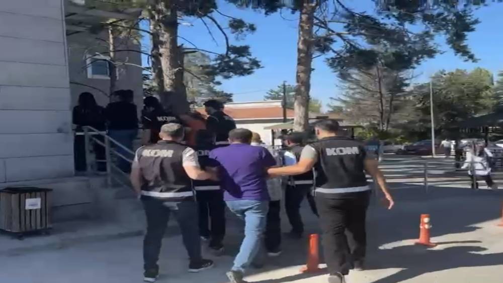 Memur yapma vaadiyle vatandaşları dolandıran 4 kişi tutuklandı
