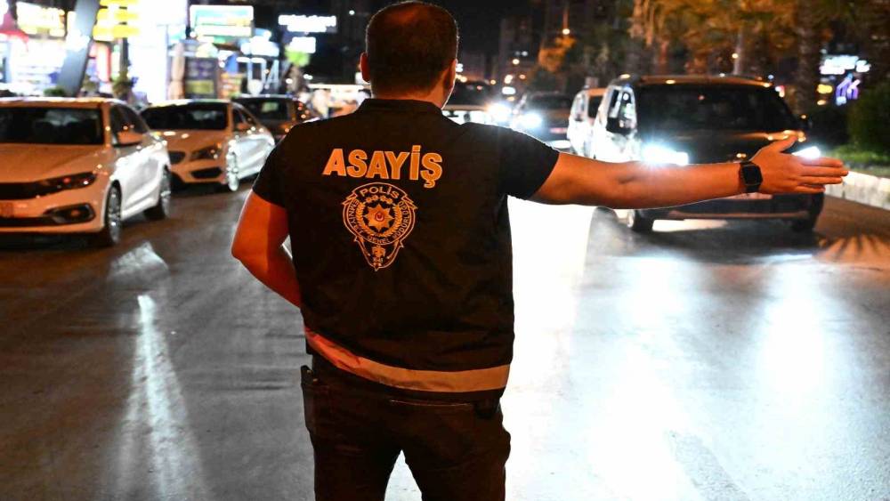 Mersin&rsquo;de eş zamanlı narko alan uygulaması
