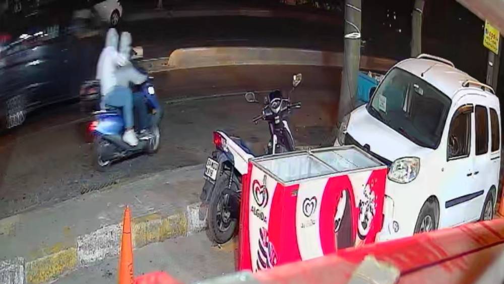 Beyoğlu&rsquo;nda motosikletli saldırganlar marketi kurşunladı

