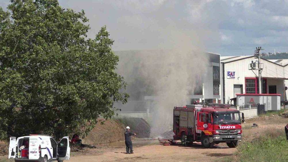 Kocaeli&rsquo;de doğal gaz borusu delindi: Gaz metrelerce havaya y&uuml;kseldi
