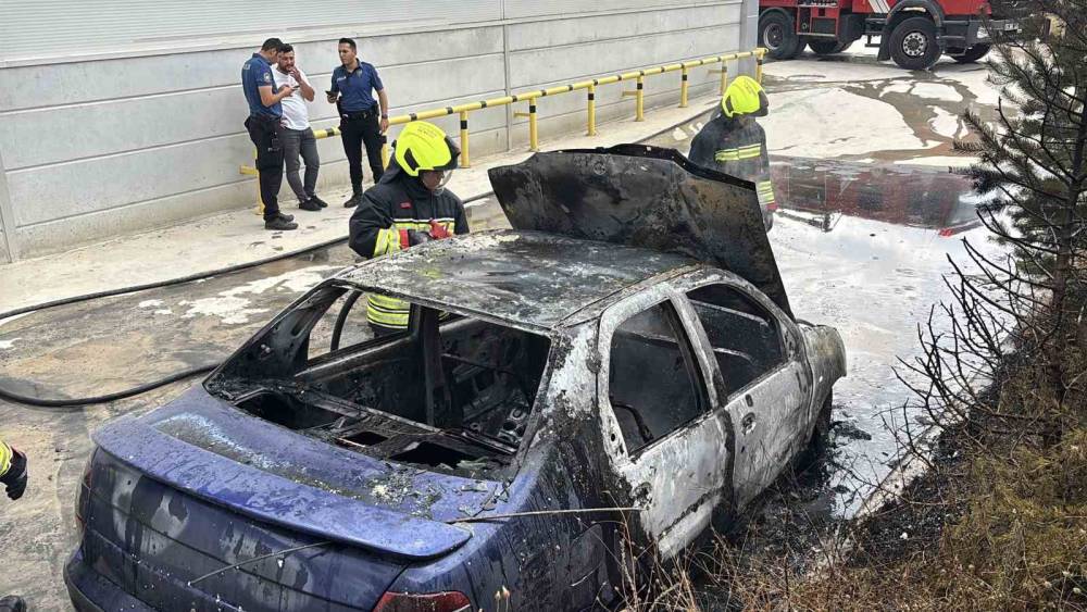 Bolu&rsquo;da 15 g&uuml;n &ouml;nce aldığı otomobil, park halindeyken k&uuml;le d&ouml;nd&uuml;
