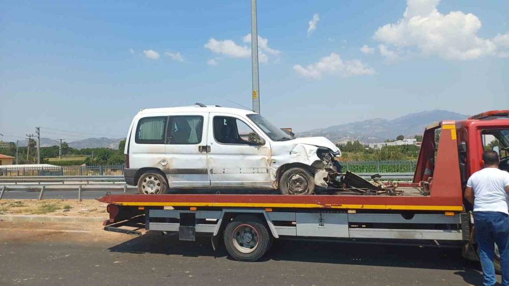 Kontrolden &ccedil;ıkan ara&ccedil; takla attı: 4 yaralı

