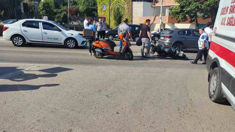 Motosiklet ambulansa &ccedil;arptı: 1 yaralı
