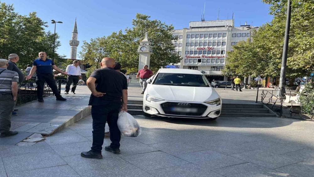 Tekirdağ&rsquo;da hayrete d&uuml;ş&uuml;ren kaza: G&ouml;renler dakikalarca bakakaldı
