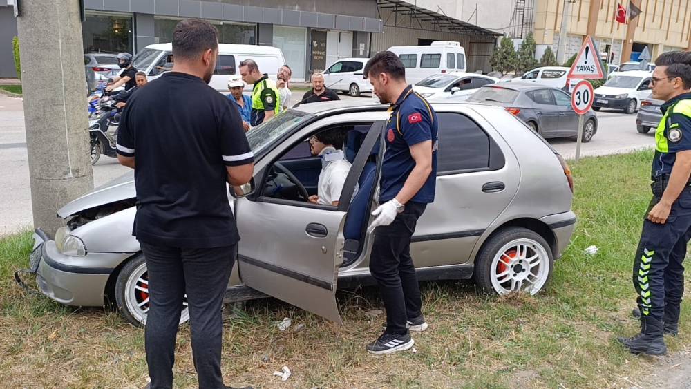 Kontrolden &ccedil;ıkan otomobil beton direğe &ccedil;arptı: 1 yaralı

