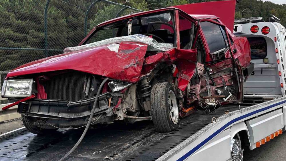 Hafif ticari ile &ccedil;arpışan otomobil hurdaya d&ouml;nd&uuml;: 2 yaralı
