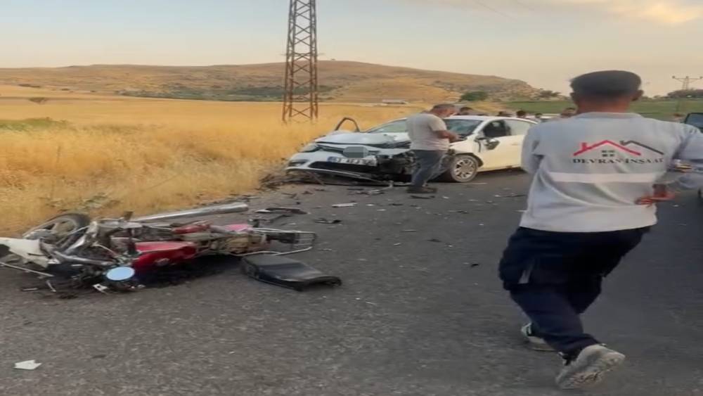 Mardin&rsquo;de otomobil motosikletle &ccedil;arpıştı: 2 &ouml;l&uuml;
