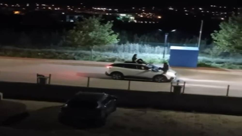 İki kadının seyir halindeki otomobilin &uuml;st&uuml;nde tehlikeli yolculuğu kamerada
