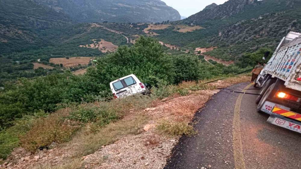 Osmaniye&rsquo;de yağış nedeniyle yoldan &ccedil;ıkan ara&ccedil; u&ccedil;uruma d&uuml;şmekten son anda kurtuldu
