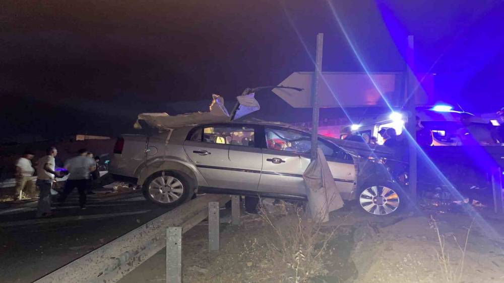 Malatya&rsquo;da ref&uuml;je &ccedil;arpan otomobilin s&uuml;r&uuml;c&uuml;s&uuml; hayatını kaybetti
