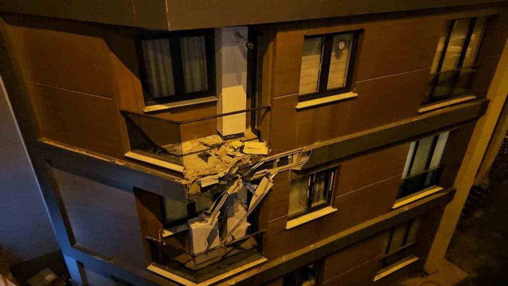 Ey&uuml;psultan&rsquo;da alkoll&uuml; s&uuml;r&uuml;c&uuml; binaya &ccedil;arptıktan sonra bah&ccedil;eye u&ccedil;tu: 2 yaralı
