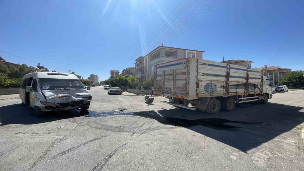 Karaman&rsquo;da minib&uuml;s ile kamyon &ccedil;arpıştı: 2 yaralı
