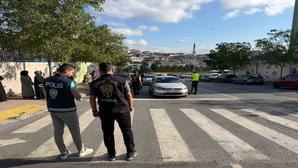 Esenyurt&rsquo;ta polis ekiplerinde okul &ouml;nlerinde dronlu denetim
