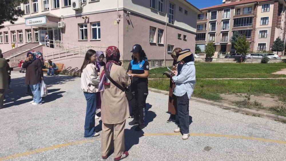 Polisten &ouml;ğrenci velilerine yeni eğitim yılında g&uuml;venlik bilgilendirmesi
