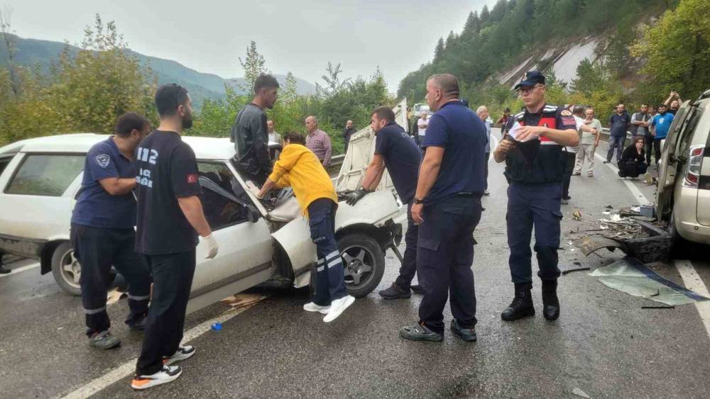 İki aracın &ccedil;arpıştığı kazada 7 kişi yaralandı, aracın &ouml;n camına sıkışan vatandaşı itfaiye kurtardı
